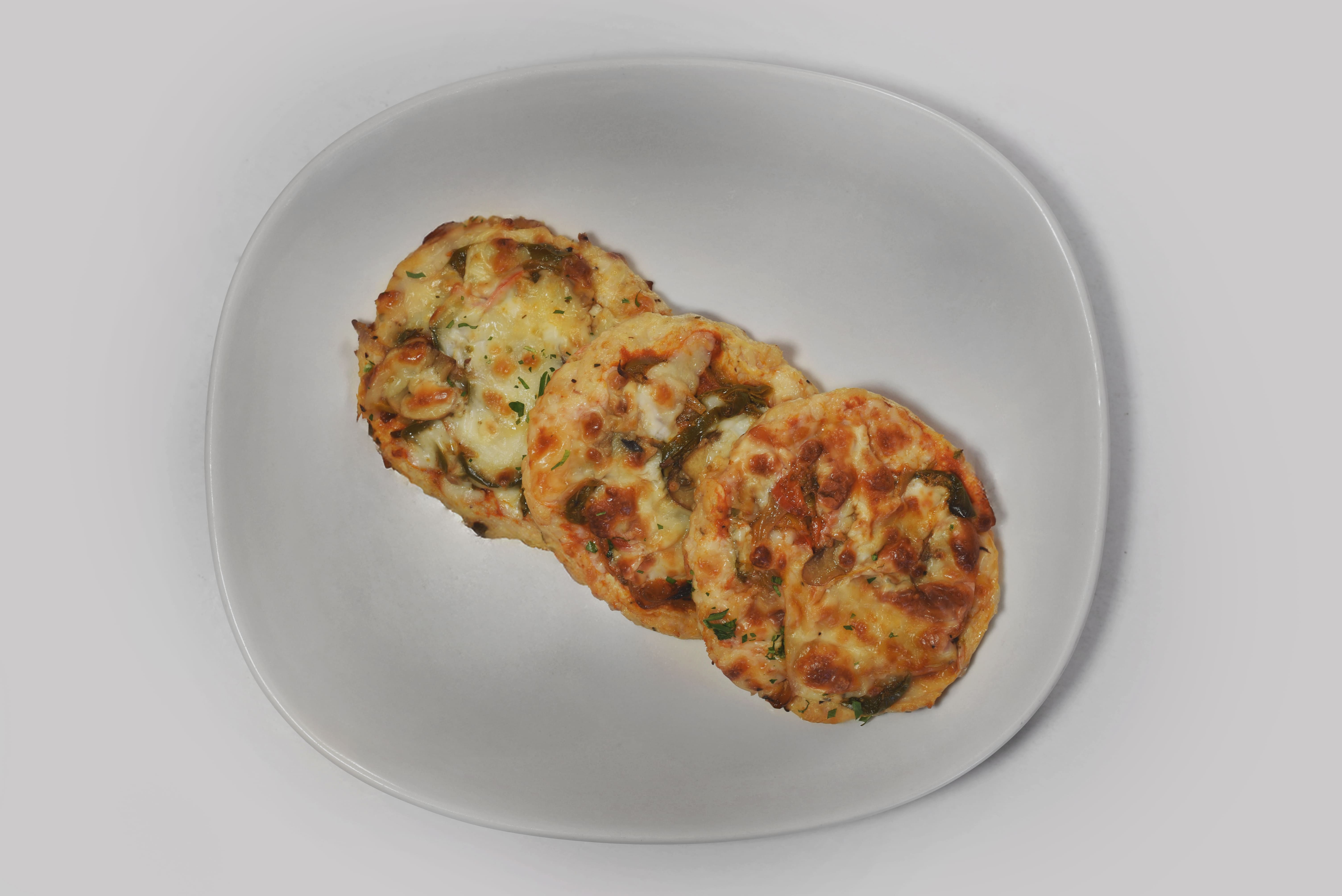 Viral chicken-crust veggie pizza (Gluten free) (3 pieces)